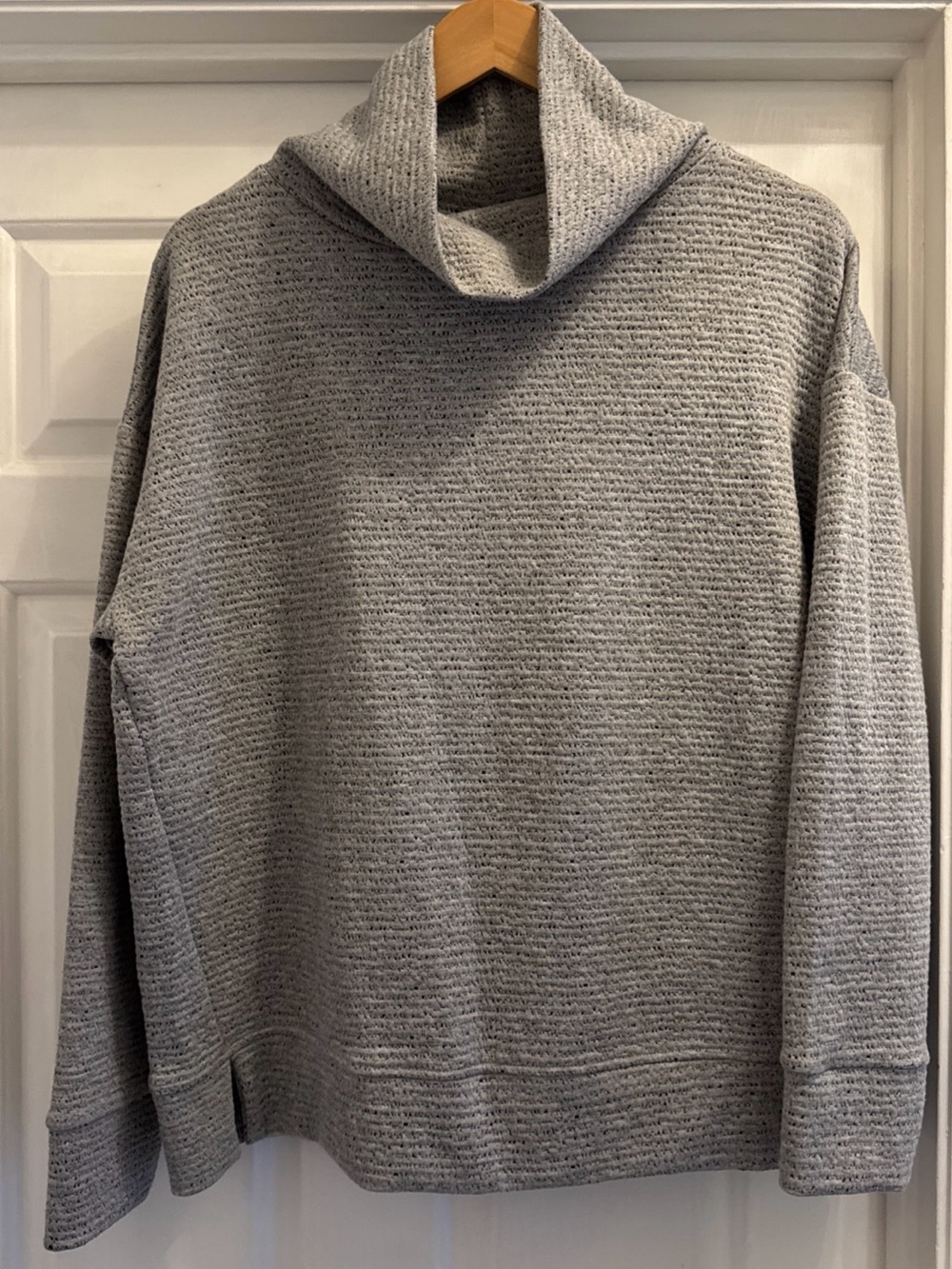 Lifestyle “Calia” Lunar Jaquard Funnel Neck Gray Sweater/Sweatshirt Size Large